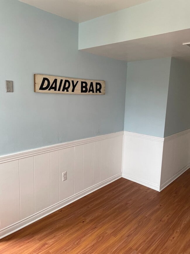 Building Photo - 3 BR 1.5 Bath Townhouse