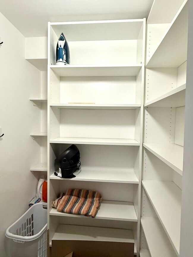 Building Photo - 850 N Dewitt Pl