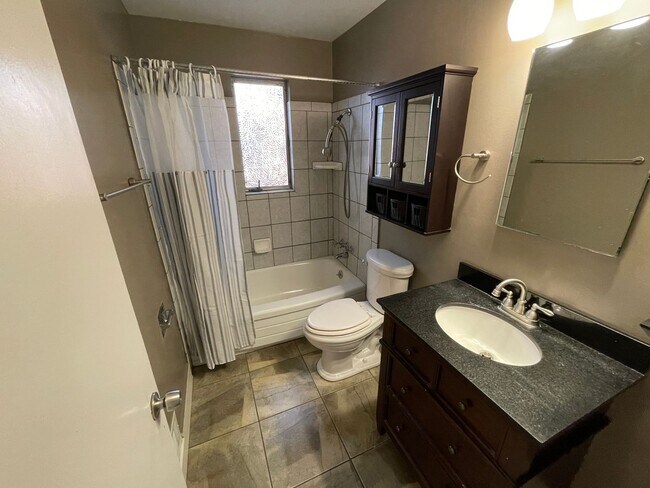 Building Photo - Cozy Holladay Gem – 3 Bed, 2 Bath with Fen...
