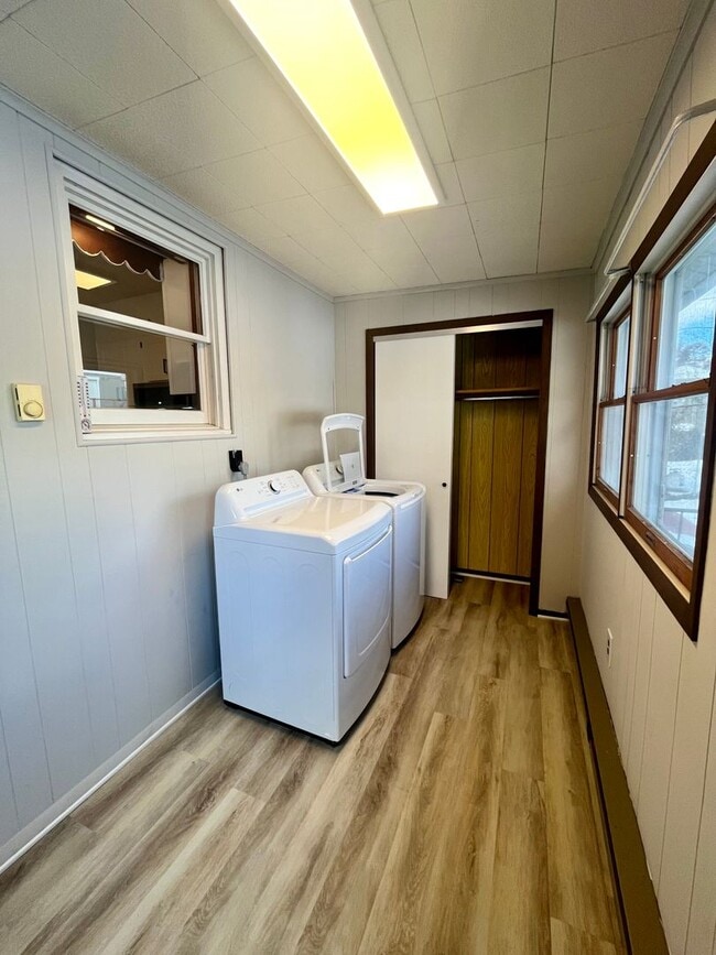 Building Photo - Spacious 4 Bedroom Home Available Now!