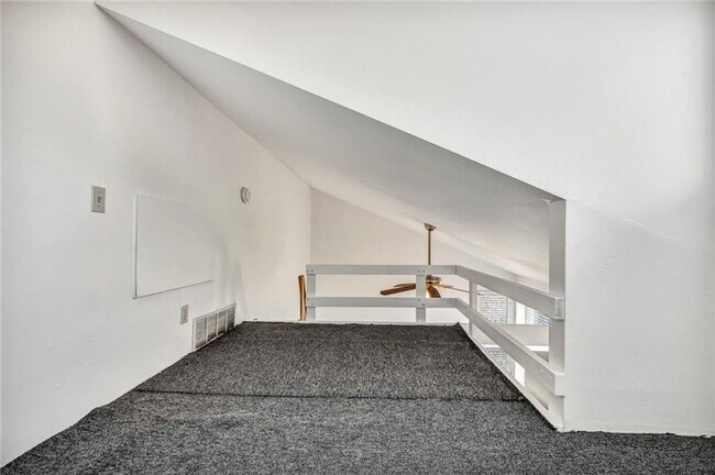 Building Photo - Escala #220