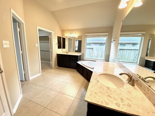 Building Photo - 2007 Post Oak Ct