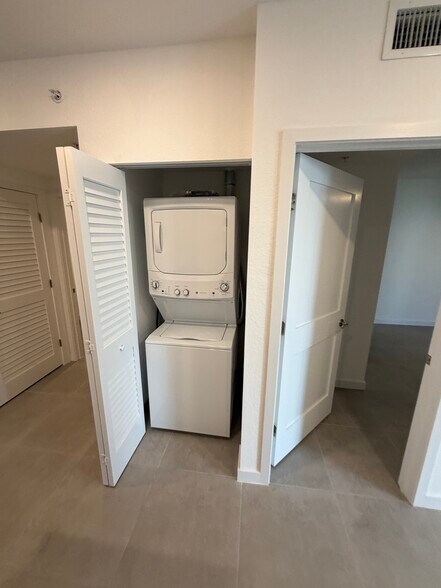 Building Photo - 1942 Taylor St