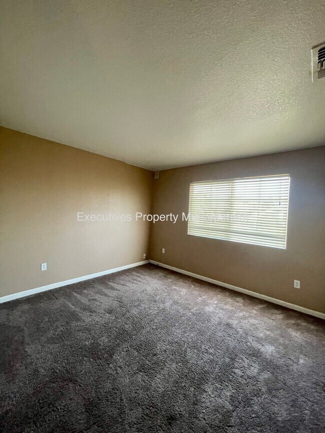 Building Photo - Available Now || 565 Peach Dr Chowchilla