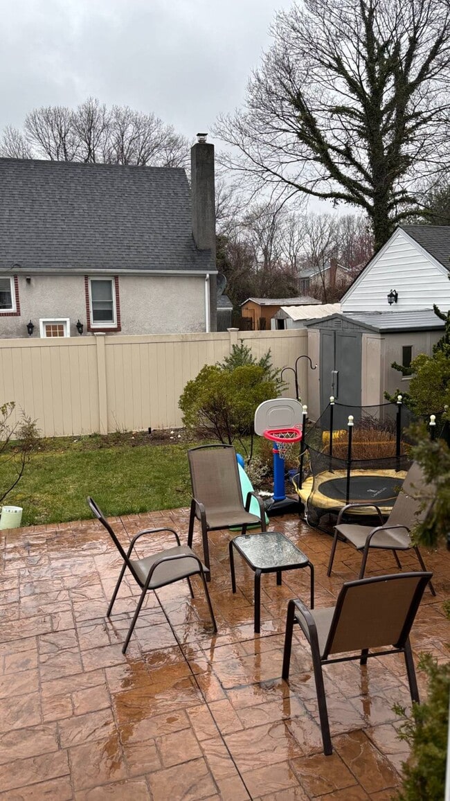 Building Photo - 352 Lake Ave S