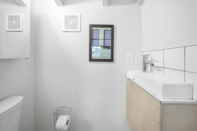 Building Photo - 122 W Elder St