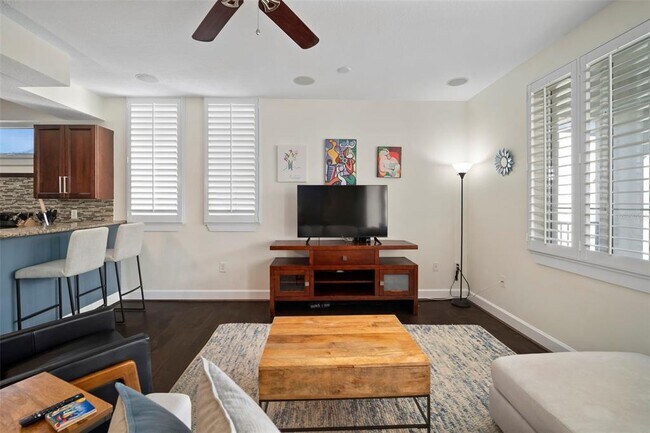 Building Photo - 435 S Oregon Ave