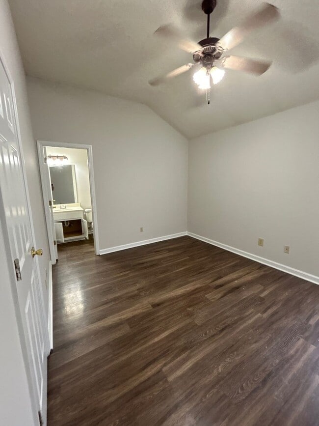 Building Photo - Cozy 3 bedroom/2 Bath townhome with vaulte...