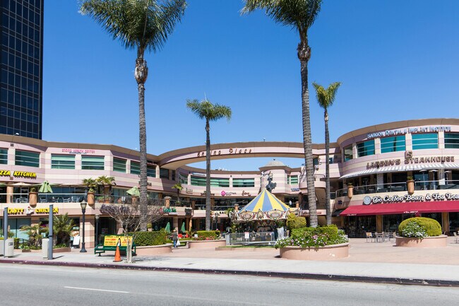 Building Photo - Remodeled 2 BEDROOM/2 BATH in the Heart of...