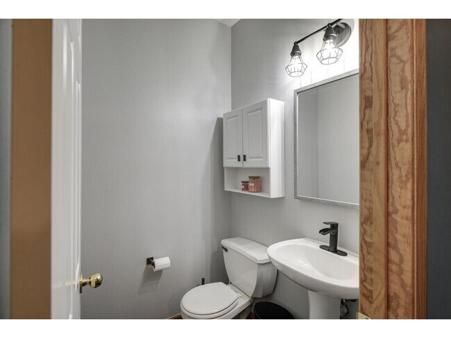 Building Photo - 1046 Providence Dr