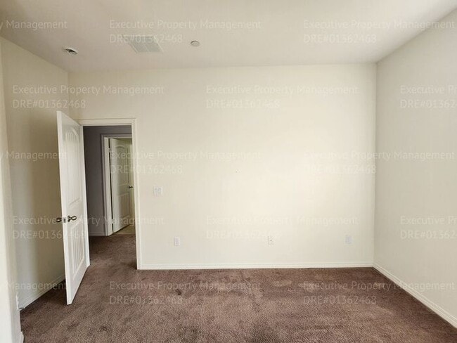 Building Photo - 3 bedroom/ 2.5 bathroom town home located in a secured gated community.