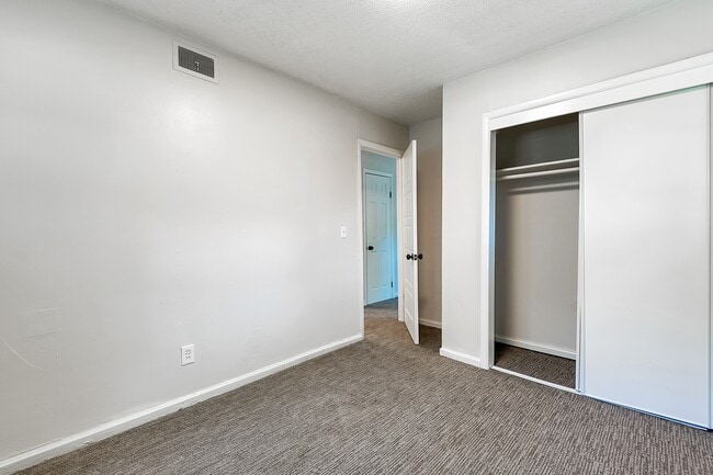 Building Photo - 3325 S Fern St