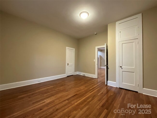 Building Photo - 516 W 7th St