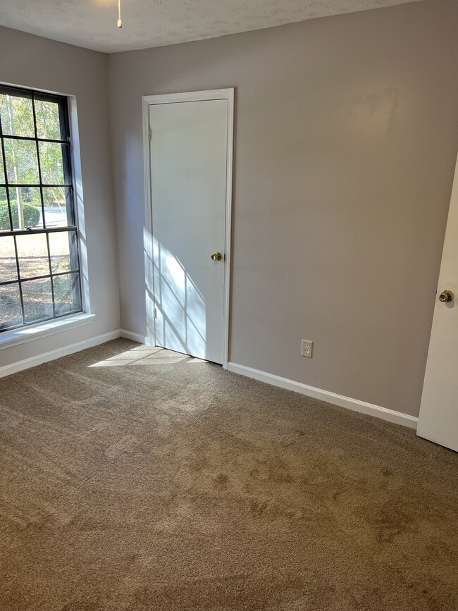 Building Photo - 662 Stonehedge Dr