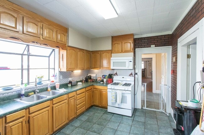 Building Photo - Spacious Home ready for a new family!