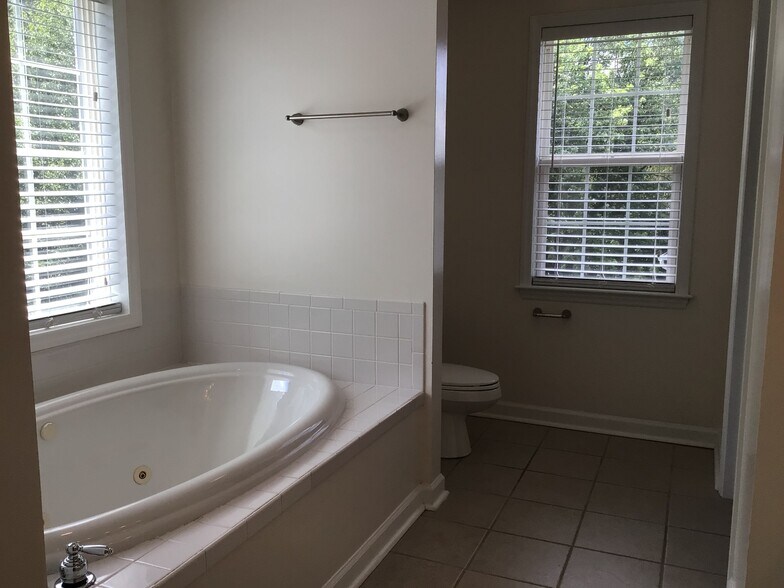 Building Photo - 4130 Leinbach Dr