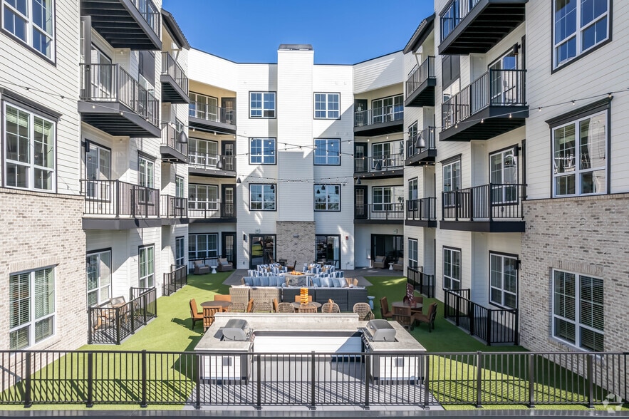 2nd Floor Terrace - Essex Apartments
