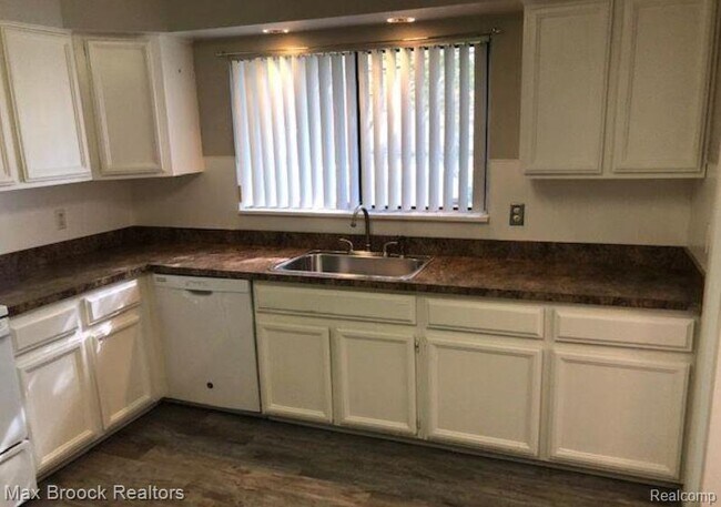 Building Photo - 16255 W Nine Mile Rd