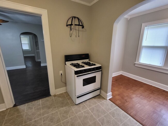 Building Photo - Cute 2 bedroom, 1 bathroom house located n...