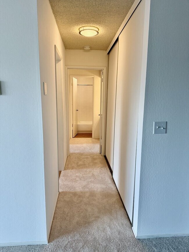 Building Photo - Full Size One Bedroom with Top Floor Privacy