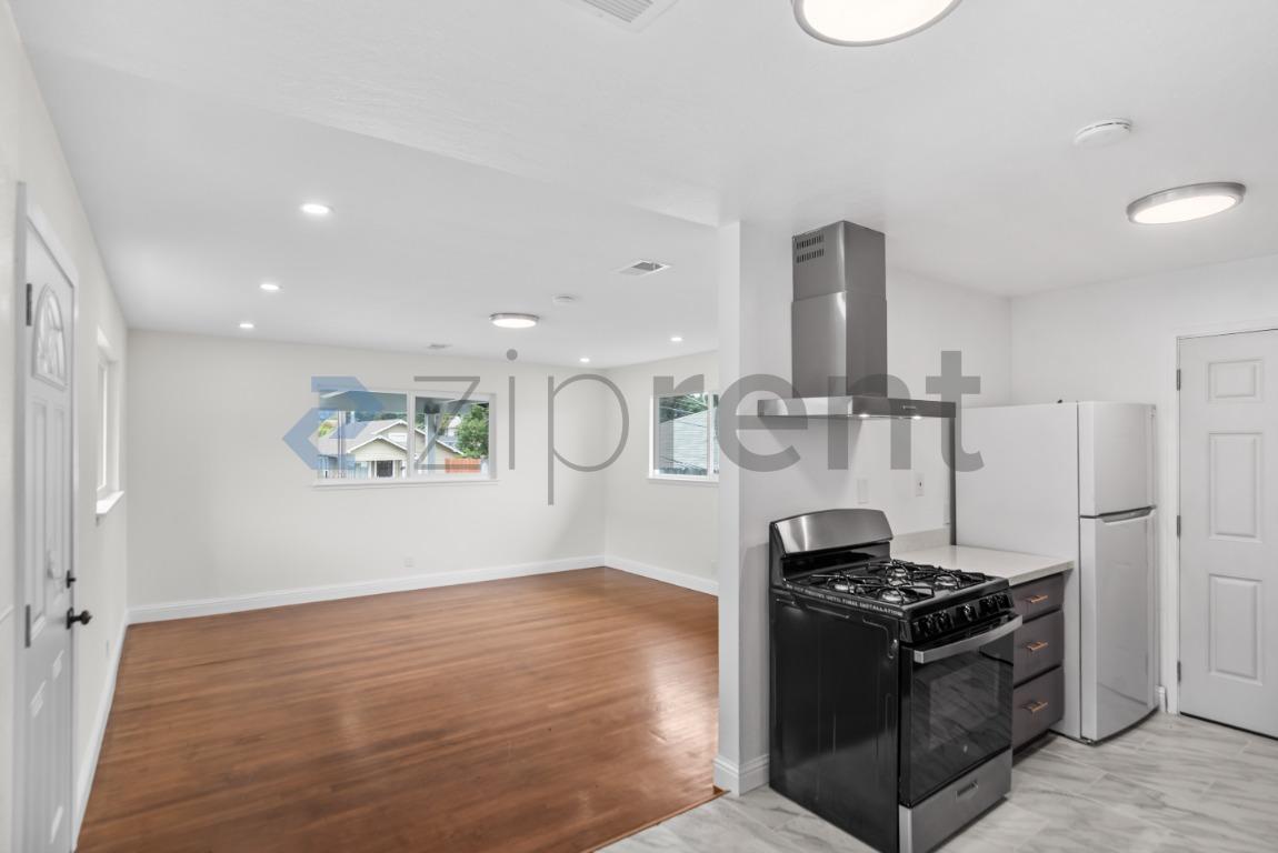Building Photo - Unit