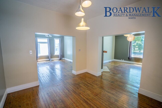 Building Photo - 4 Bedroom Victorian Single Family Home