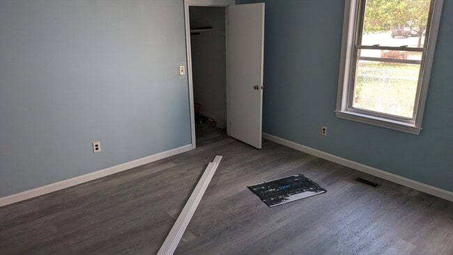 Building Photo - 716 Main St