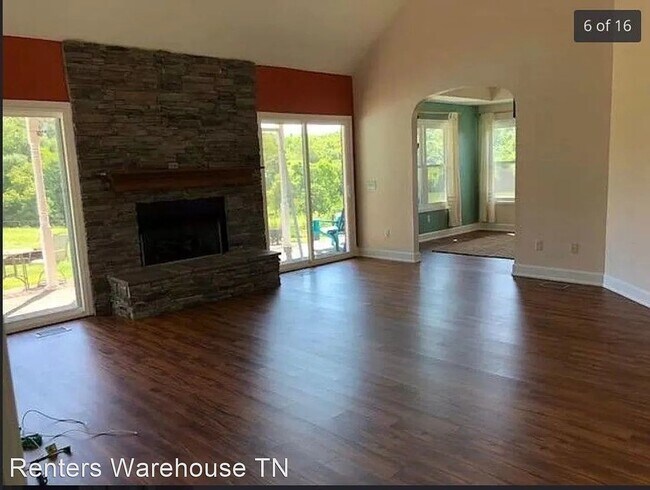 Building Photo - 3 bed/3bth with pool and garage. Country l...