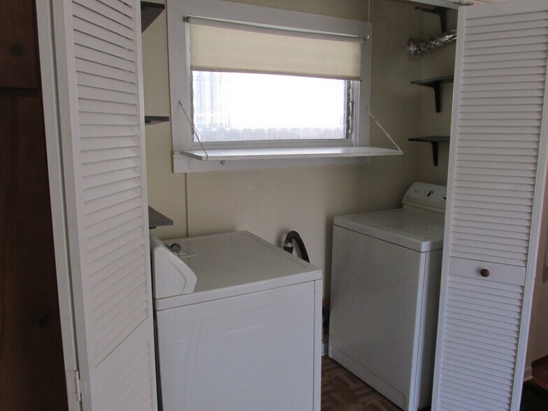 Washer/dryer - 1223 N Hoover St