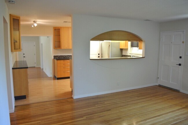 Building Photo - Beautiful Single Story Home With Great Roo...