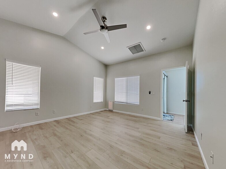 Building Photo - 1314 E Escuda Dr