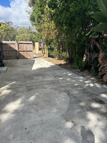 DRIVEWAY - 119 N 24th Ave