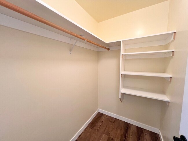 Building Photo - LOVELY SISTERS APARTMENT, CLOSE TO DOWNTOWN!