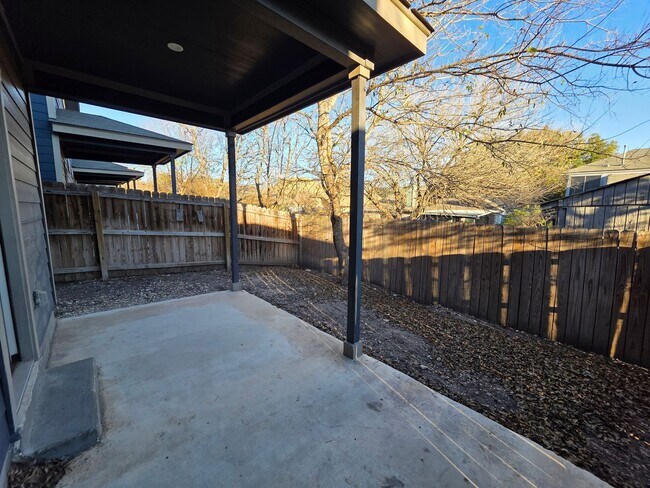 Building Photo - 6838 Lakeview Dr.