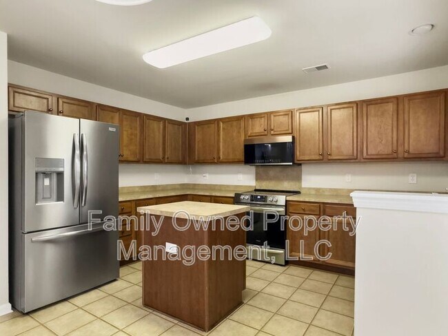 Building Photo - 8753 Red Oak Dr