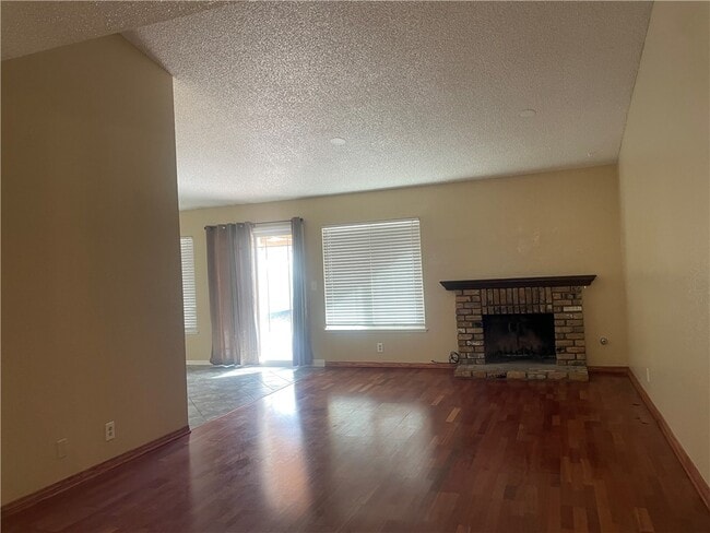 Building Photo - 1053 N Wisteria Ave