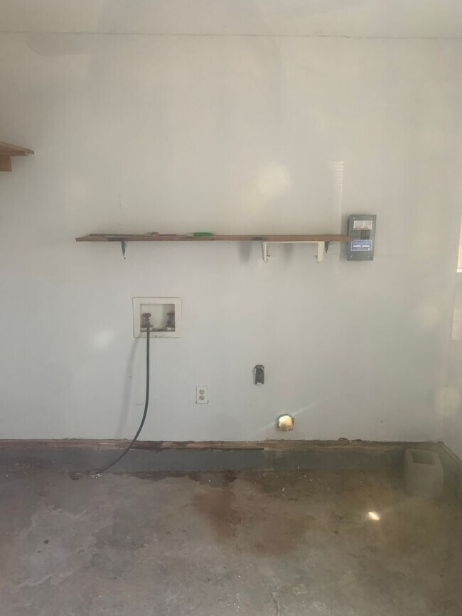 Building Photo - Located in Southlawn!!! 2 Bedrooms, 1 Bathroom with Carport Large Backyard with Shed