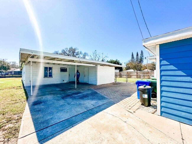 Building Photo - 1540 Lake Howard Dr