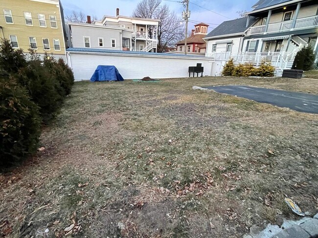 Building Photo - 114 Walnut St