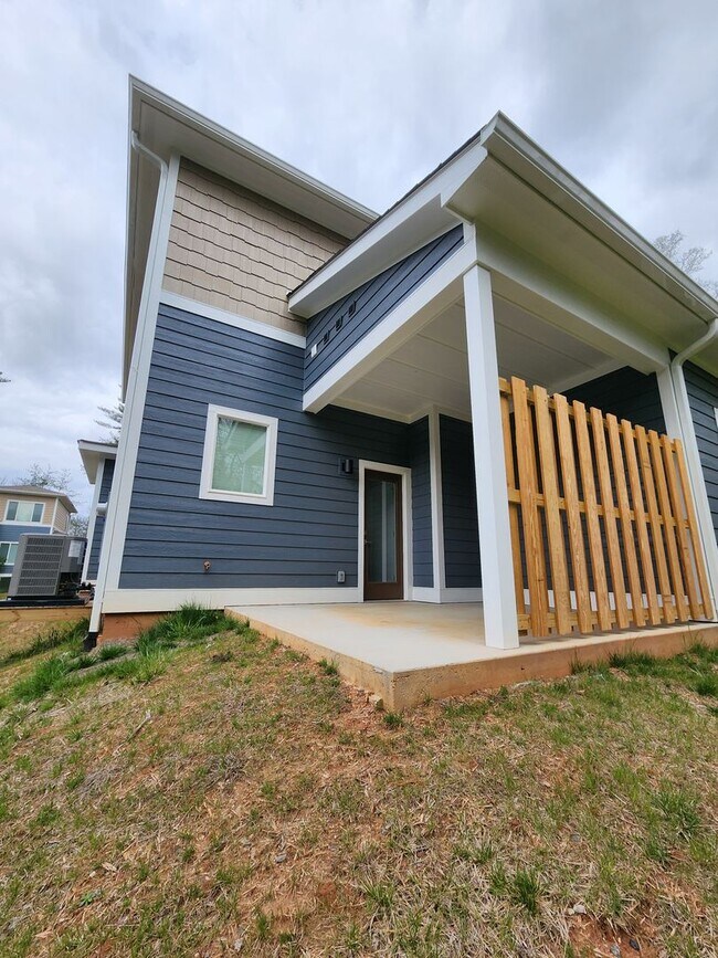 Building Photo - Black Mountain Rental!