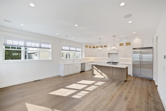 Building Photo - 261 E Bellevue Ave