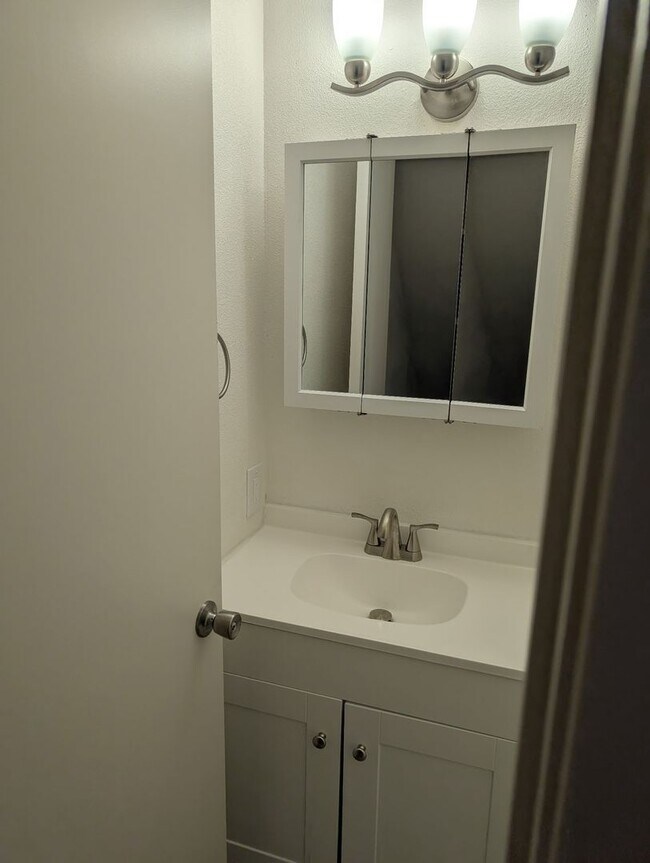 Building Photo - Newly Remodeled Townhouse