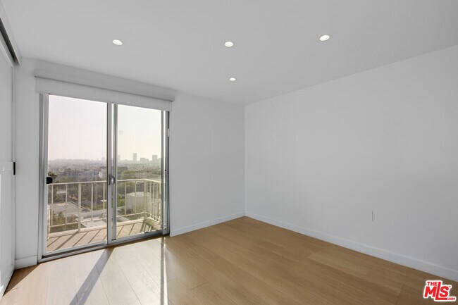 Building Photo - 100 S Doheny Dr