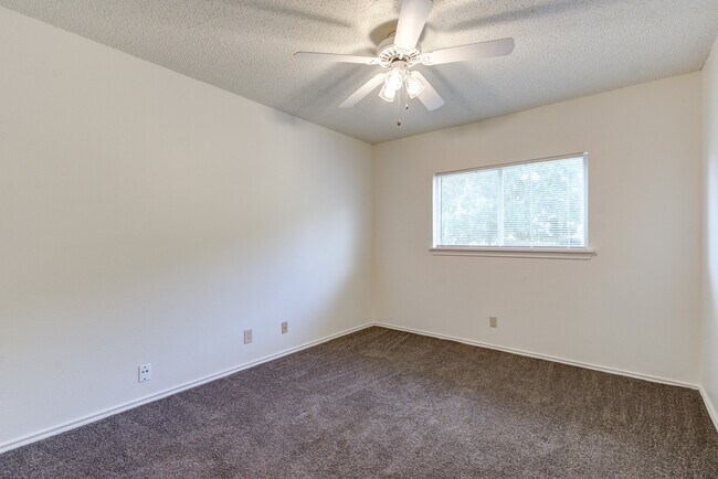 Building Photo - Spacious Single-Story Living in Meadow Brook