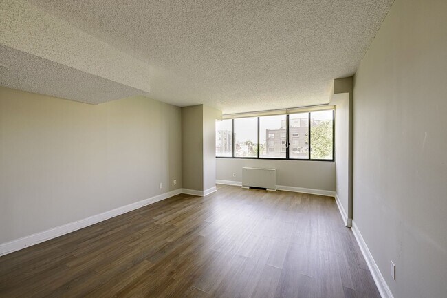 Building Photo - Two-level 2BR/2BA Condo with Balcony and Garage Parking