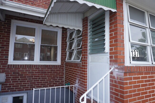 Building Photo - 137 Riverthorn Rd