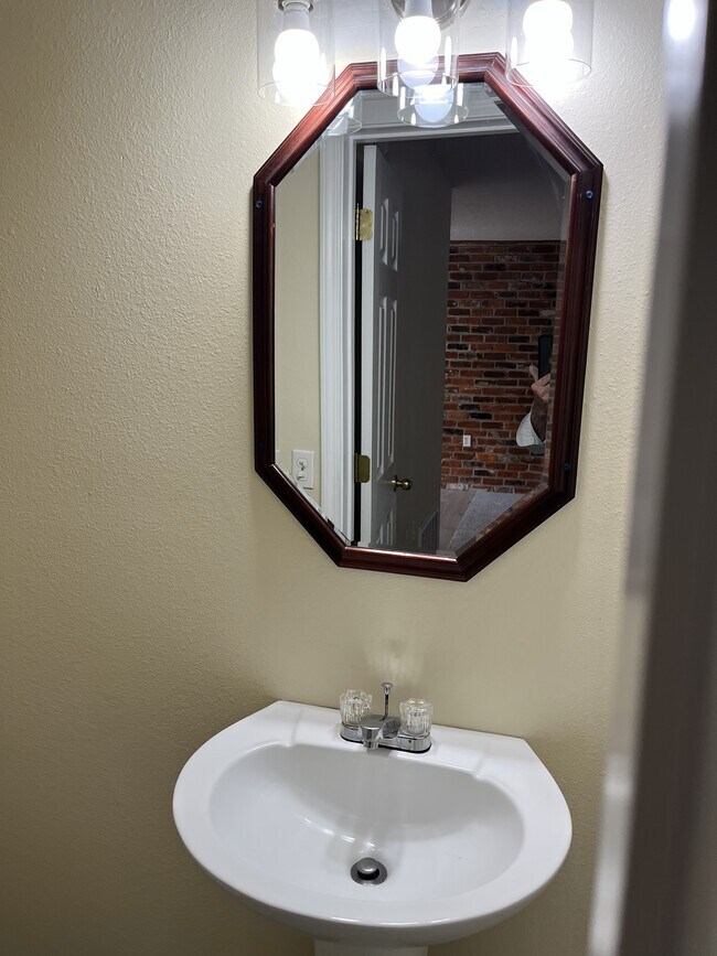 Building Photo - 824 Stonegate Ct