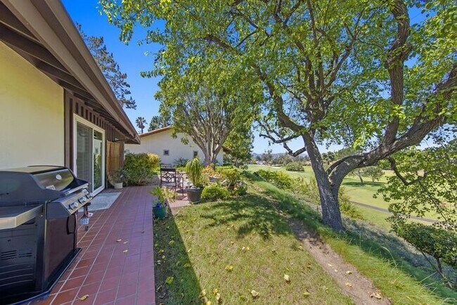 Building Photo - Sweeping Views! Rare and Peaceful 5-home e...