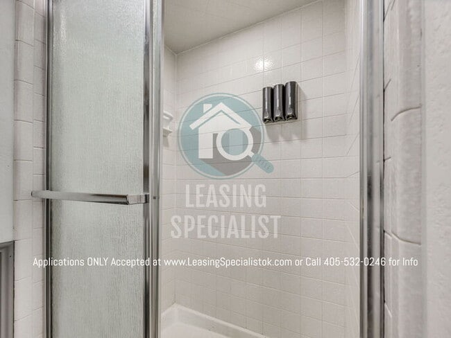 Building Photo - Warr Acres 3 Bed 2 Bath Home with a Pool!!