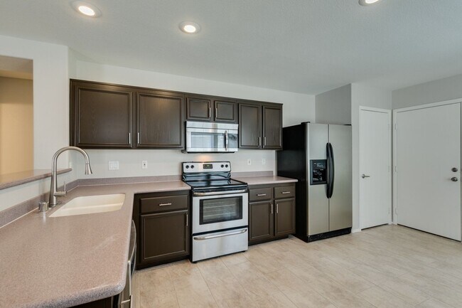 Building Photo - 2 bedroom + Den- Upgraded Flooring ready for immediate move in